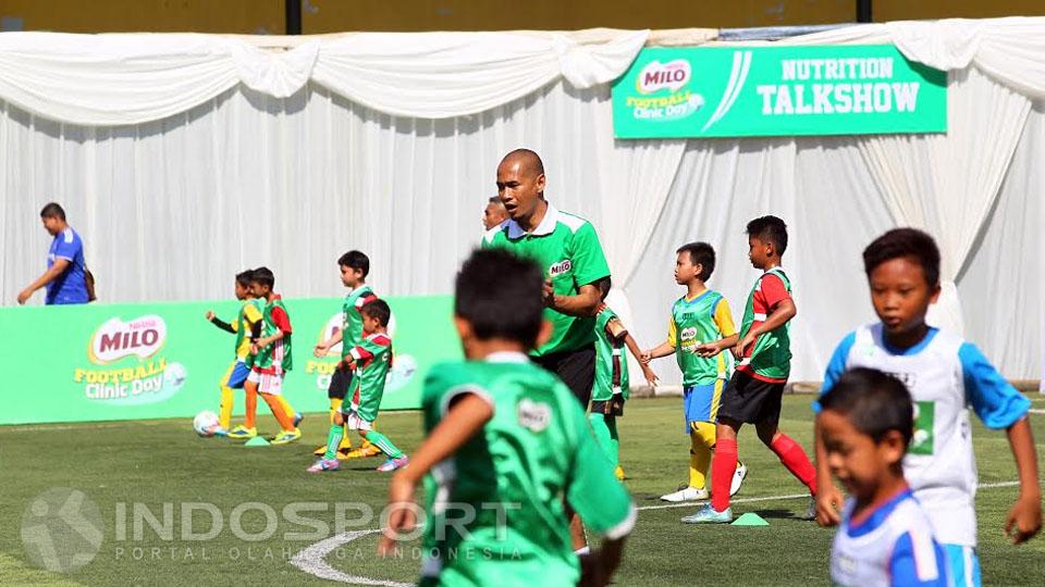 Kurniawan%20Dwi%20Yuliyanto%20saat%20memberikan%20arahan%20kepada%20ratusan%20anak%20dalam%20acara%20Milo%20Football%20Clinic.